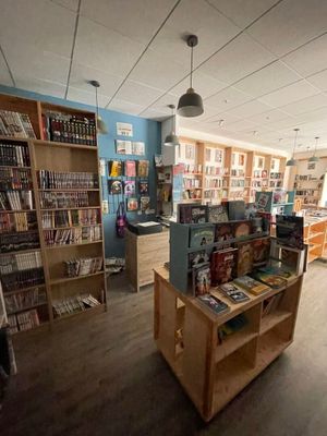 une grande pièce avec de nombreux livres sur les étagères