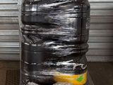une pile de boîtes de conserve et un récipient contenant de la nourriture posés par terre