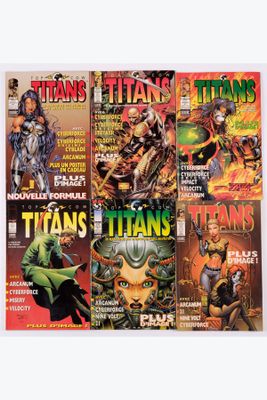 Les couvertures des bandes dessinées « Titans » sont alignées sur une surface blanche