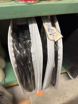 une étagère avec une paire de chaussures et une paire de chaussures