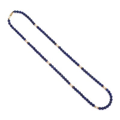 un collier de perles bleues muni d'un fermoir en or