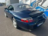 l'arrière d'une voiture de sport bleue garée devant un immeuble