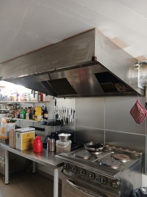 une cuisine équipée d'une cuisinière, d'un four et d'autres objets posés sur le plan de travail