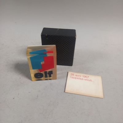 une petite boîte noire sur laquelle figure un logo rouge et bleu