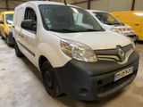une camionnette blanche garée dans un garage