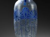 un vase en verre orné d'un motif bleu