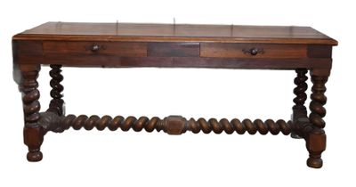 l'image d'une table en bois surmontée de deux tiroirs