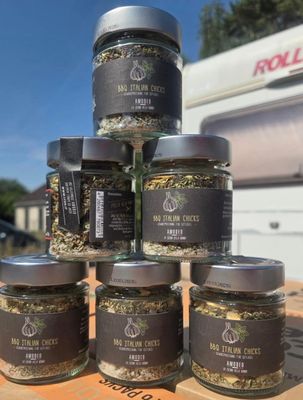 six bocaux d'épices posés sur une table en bois