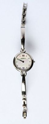 gros plan d'une montre-bracelet sur une surface blanche