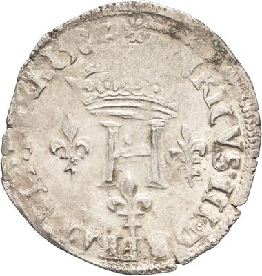 une vieille pièce d'argent surmontée d'une couronne