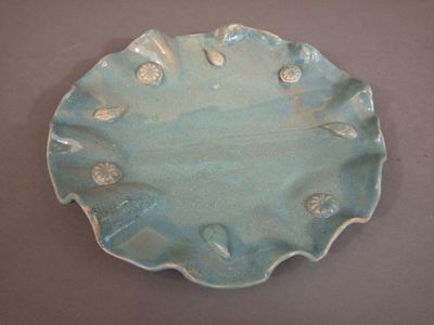 Coupe en céramique bleue nuancée à décor en relief de coquil…