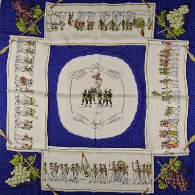 une image représentant une nappe bleue et blanche sur laquelle figure l'image d'un groupe de personnes