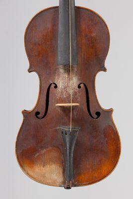 un vieux violon avec un archet accroché à son dos