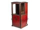 une armoire rouge munie d'une porte vitrée