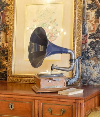 une photo d'un gramophone posé sur une commode dans une pièce