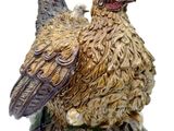 une figurine représentant un poulet posé sur une table