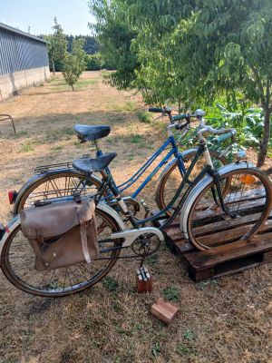 a bike that is parked next to a wooden pallet