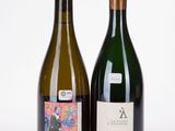 deux bouteilles de vin posées l'une à côté de l'autre sur une table