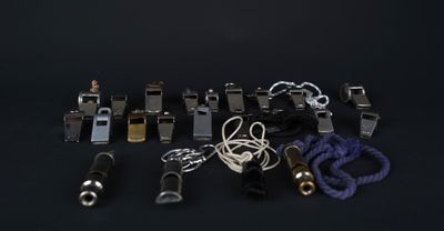 de nombreux types d'appareils électriques sur une surface noire
