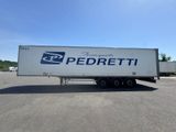 une photo d'une semi-remorque garée sur un parking