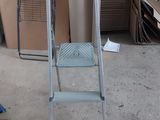 une échelle posée au milieu d'une pile de cartons