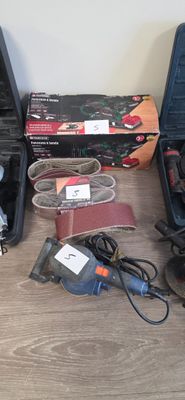 de nombreux outils divers qui traînent par terre