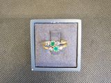 une image représentant une bague en or sertie d'une pierre verte et blanche