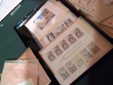 une photo d'une collection de timbres sur une table