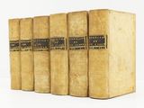 quatre vieux livres sont alignés sur une surface blanche