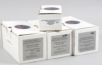 quatre boîtes de papier blanc sont empilées les unes sur les autres