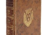 un vieux livre surmonté d'une couronne