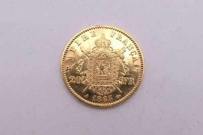 gros plan d'une pièce d'or sur une surface blanche
