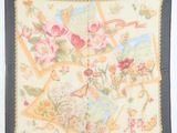une image représentant un foulard carré orné de fleurs et d'oiseaux