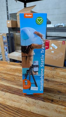 une boîte sur laquelle figure l'image d'une femme tenant un parapluie