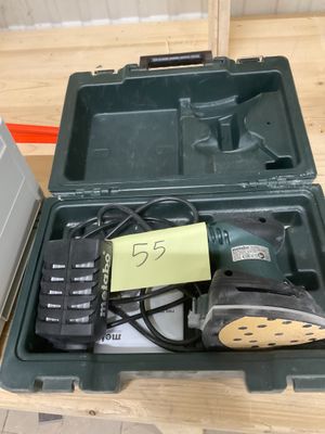 un outil dans un étui posé sur une table