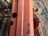 un toit rouge posé sur une palette en bois