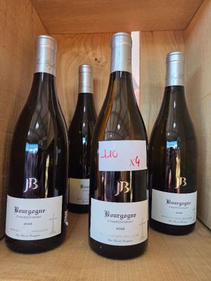 Plusieurs bouteilles de vin sont alignées dans une caisse en bois