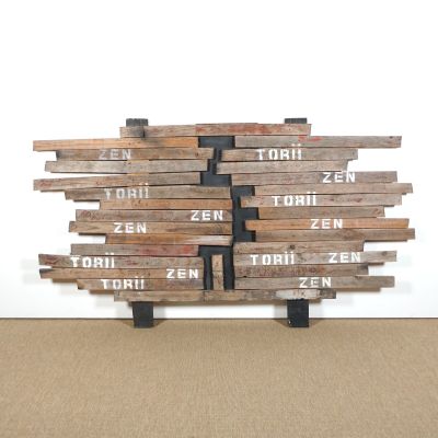 un mur en bois sur lequel sont accrochés plusieurs panneaux en bois