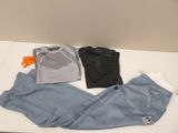 un tas de vêtements posé sur une table blanche