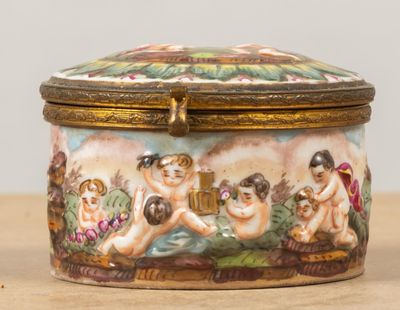 une petite boîte décorée d'une peinture, posée sur une table