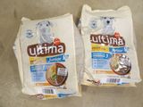 deux sacs de croquettes posés par terre
