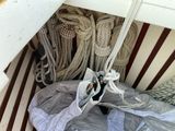 un sac de corde sur le pont d'un bateau