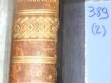 un vieux livre posé sur une table, avec un mot devant