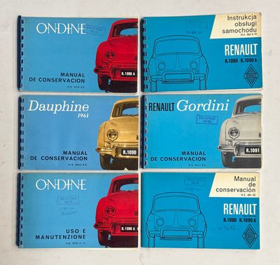 quatre livres posés sur une table blanche, avec une voiture rouge et une voiture jaune