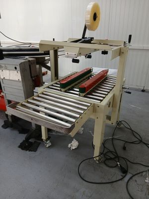 une photo d'une machine en fonctionnement sur un tapis roulant