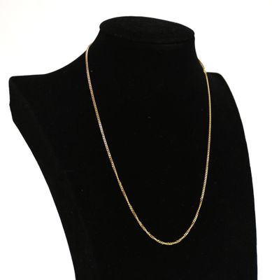 un collier à chaîne en or sur un mannequin mannequin mannequin mannequin mannequin mannequin mannequin mannequin mannequin mannequin