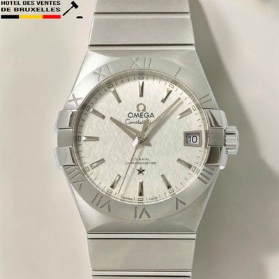 une montre en argent avec des chiffres romains sur le cadran