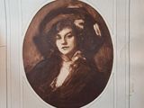 une vieille photo d'une femme portant un chapeau orné d'une plume