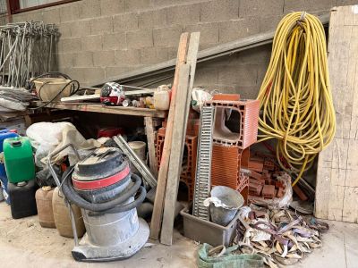 un tas d'objets et d'outils en tout genre dans un garage