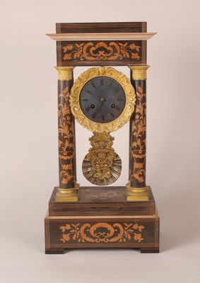 une horloge posée sur une table